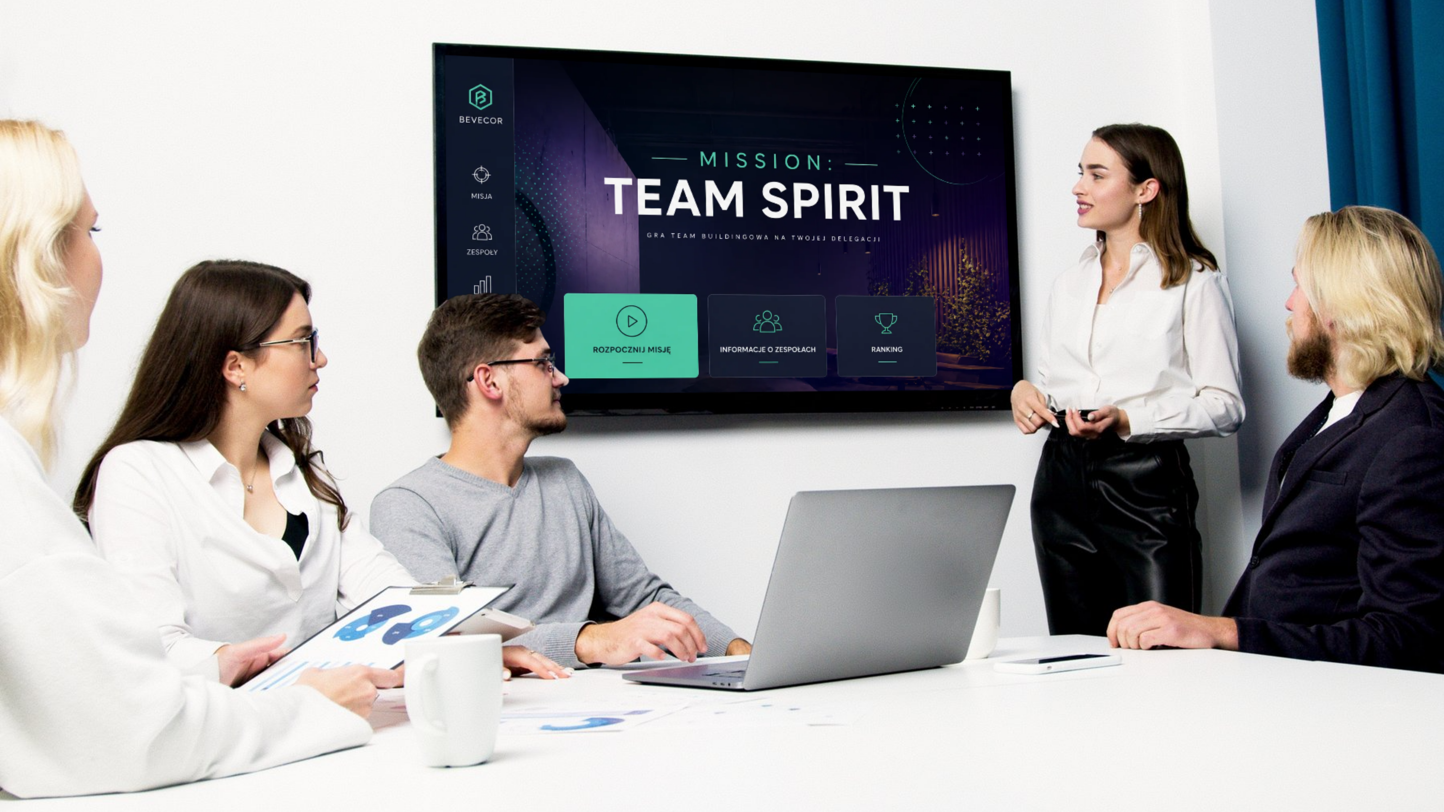 Zespół podczas prezentacji gry team building na spotkaniu firmowym
